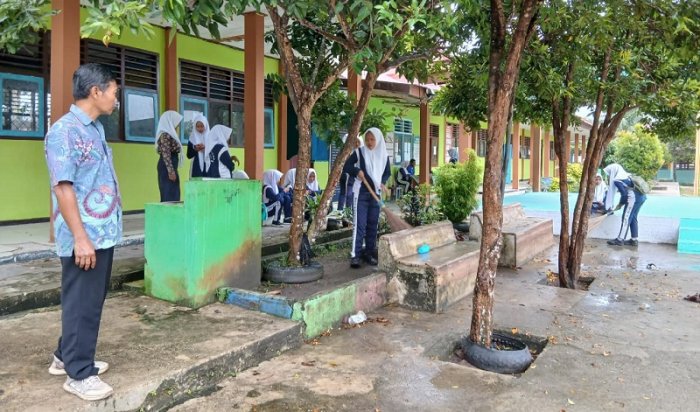 Wujudkan Lingkungan Asri, Siswi Kelas IX.C MTsN 4 Bungo Kompak Gelar Aksi Kebersihan Wujudkan Lingkungan Asri, Siswi Kelas IX.C MTsN 4 Bungo Kompak Gelar Aksi Kebersihan