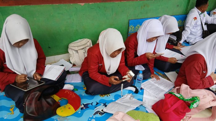 Terjunkan 9 Duta Terbaik di OMI, Siswa MTsN 4 Bungo Tampak Matangkan Persiapan di Ruang Tunggu