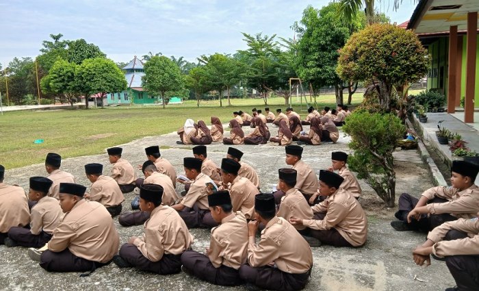 UTS Tahfidz, Guru Minta Siswa Mengulangi Hafalan untuk Hasil Maksimal UTS Tahfidz, Guru Minta Siswa Mengulangi Hafalan untuk Hasil Maksimal