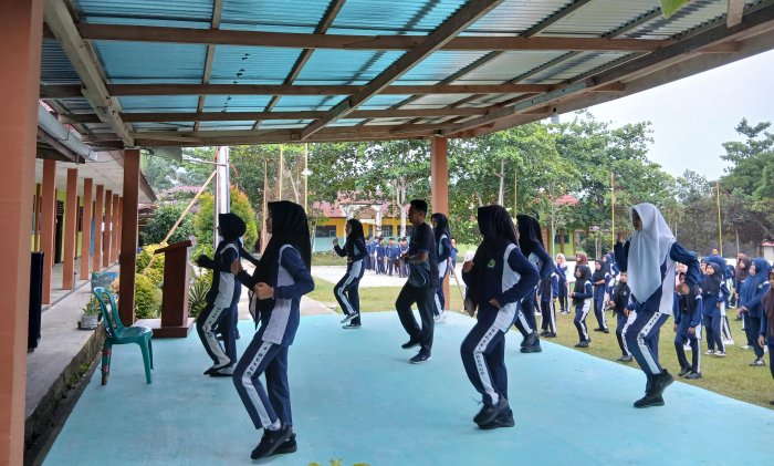 Semarak Senam Bugar Ceria Minggu Ke-3, MTsN 4 Bungo Pancarkan Semangat dan Kebersamaan Semarak Senam Bugar Ceria Minggu Ke-3, MTsN 4 Bungo Pancarkan Semangat dan Kebersamaan