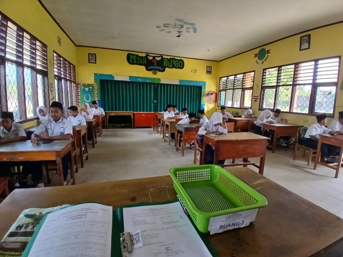 SAT Hari Ke-3 di MTsN 4 Bungo, Siswa Kerjakan Ujian Matematika Berbasis Android