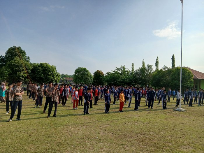 Siswa, Guru, dan Staf MTsN 4 Bungo Kompak Laksanakan Senam Pagi