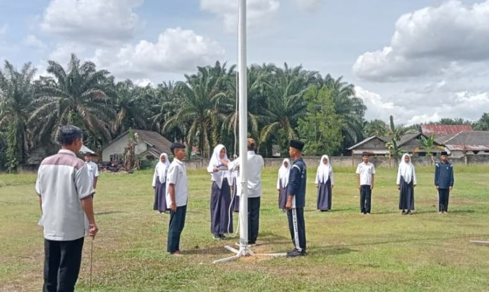 Paskibra MTsN 4 Bungo Gelar Gladi Bersih untuk Persiapan Upacara Hari Santri Nasional 2025 Paskibra MTsN 4 Bungo Gelar Gladi Bersih untuk Persiapan Upacara Hari Santri Nasional 2025