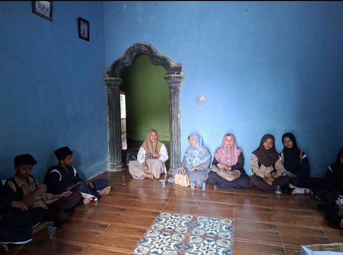 Wujud Kepedulian, Wali Kelas dan Murid 8A MTsN 4 Bungo Jenguk Teman yang Sedang Sakit