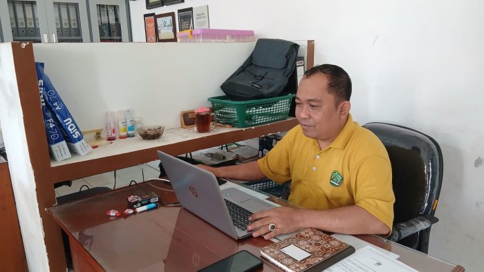 Supervisi Majelis Tenaga Pendidik Bergulir Pekan Depan, Staf TU MTsN 4 Bungo Pacu Persiapan Berkas Supervisi Majelis Tenaga Pendidik Bergulir Pekan Depan, Staf TU MTsN 4 Bungo Pacu Persiapan Berkas