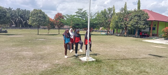 Siswa Kelas VII A MTs N 4 Bungo Siap Mengibarkan Bendera pada Senin, 8 September 2025