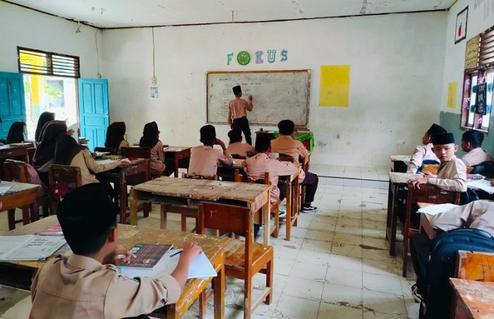 Asah Listening : Metode Unik Kelas VII MTsN 4 Bungo, Dari Telinga ke Tangan Asah Listening : Metode Unik Kelas VII MTsN 4 Bungo, Dari Telinga ke Tangan