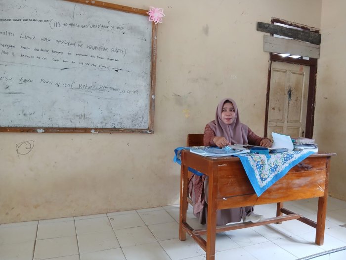 Membangun Dasar Kemampuan Bahasa Inggris melalui Keterampilan Listening di Kelas VII A MTsN 4 Bungo Membangun Dasar Kemampuan Bahasa Inggris melalui Keterampilan Listening di Kelas VII A MTsN 4 Bungo