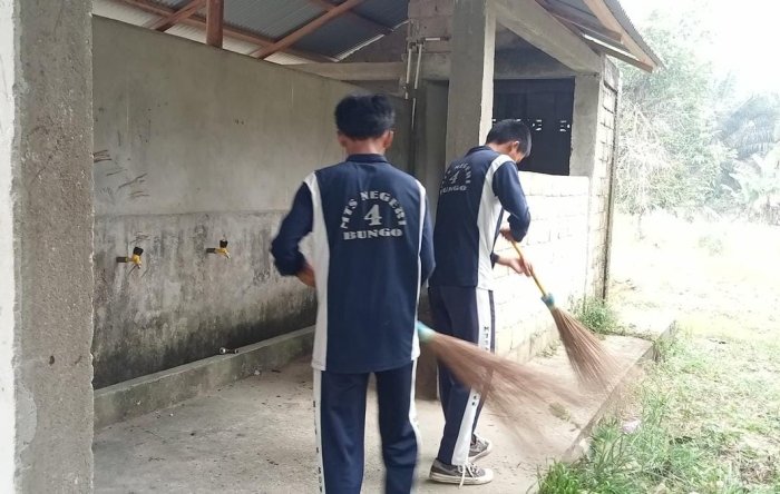 Bersih-Bersih Mushalla, Bentuk Kepedulian Siswa Kelas IX Pada Sarana Ibadah Madrasah