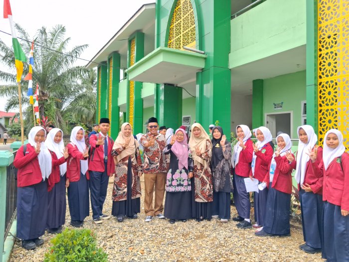 Pengawas MTsN 4 Bungo Berikan Dukungan untuk Siswa Mengikuti OMI Pengawas MTsN 4 Bungo Berikan Dukungan untuk Siswa Mengikuti OMI