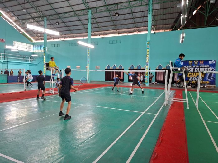 Semangat Juang Tinggi: Ganda Putra Bulu Tangkis MTsN 4 Bungo Tampil Maksimal di GOR Serunai Baru Semangat Juang Tinggi: Ganda Putra Bulu Tangkis MTsN 4 Bungo Tampil Maksimal di GOR Serunai Baru