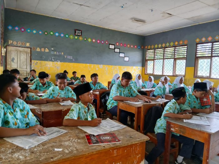Siswa VIII B Serius Simak Materi Terakhir dan Kisi-Kisi Ujian Siswa VIII B Serius Simak Materi Terakhir dan Kisi-Kisi Ujian