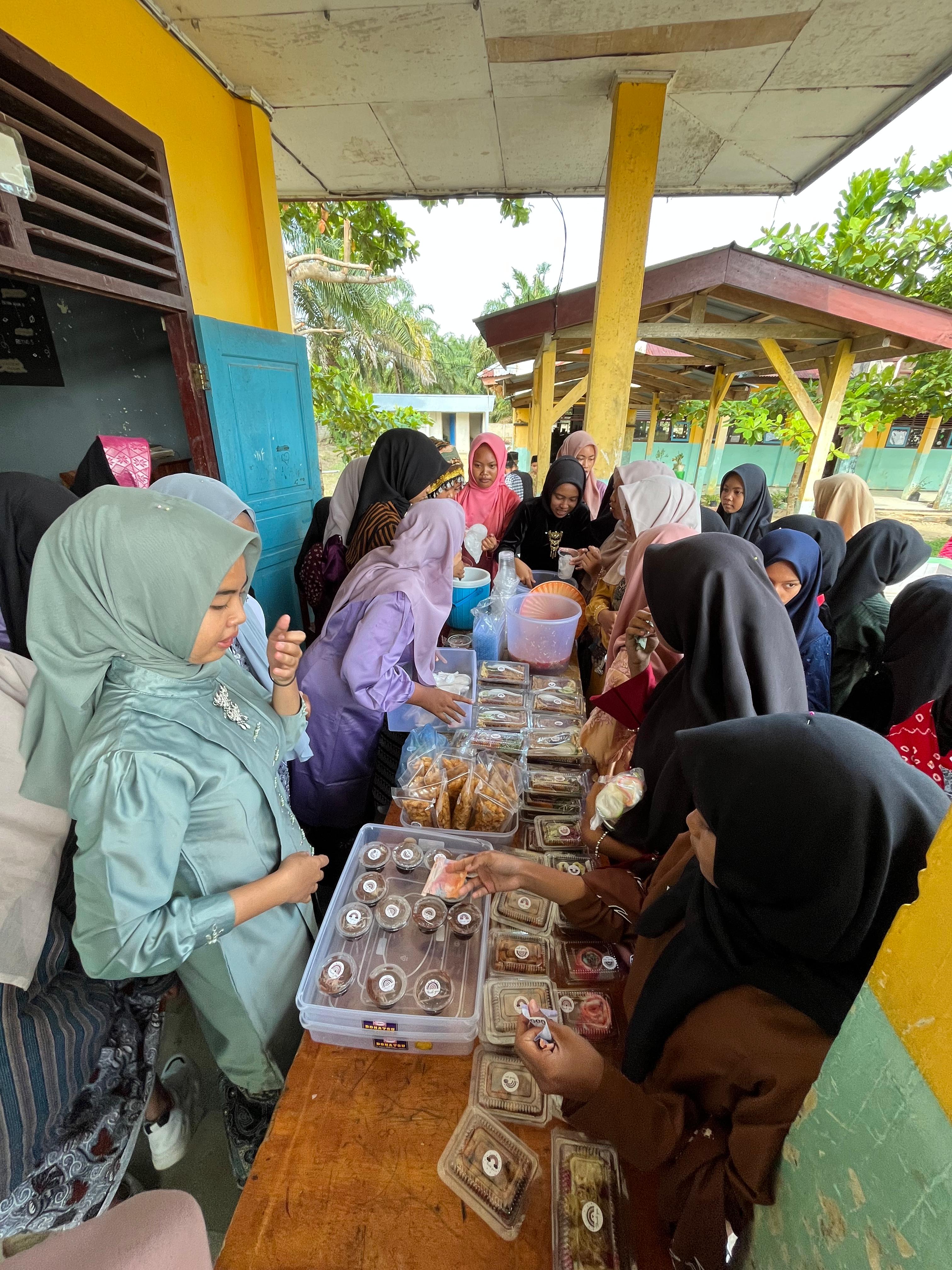 SISWA MTSN 4 BUNGO MERIAHKAN HARI SUMPAH PEMUDA DENGAN  MEMBUKA BAZAR KULINER KHAS NUSANTARA