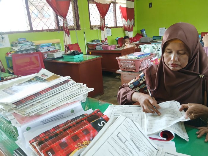 Koreksi Soal di Waktu Senggang, Guru Pastikan Penilaian Objekti Koreksi Soal di Waktu Senggang, Guru Pastikan Penilaian Objekti