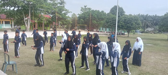 Pelajaran Penjaskes di MTsN 4 Bungo, Siswa Kelas VIII B Berolahraga dengan Senam