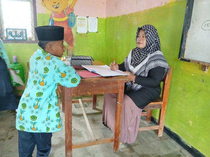 Siswa 8A MTsN 4 Bungo Sukses Rampungkan Praktik Hafalan Juz 30 dalam Mata Pelajaran Mulok Siswa 8A MTsN 4 Bungo Sukses Rampungkan Praktik Hafalan Juz 30 dalam Mata Pelajaran Mulok