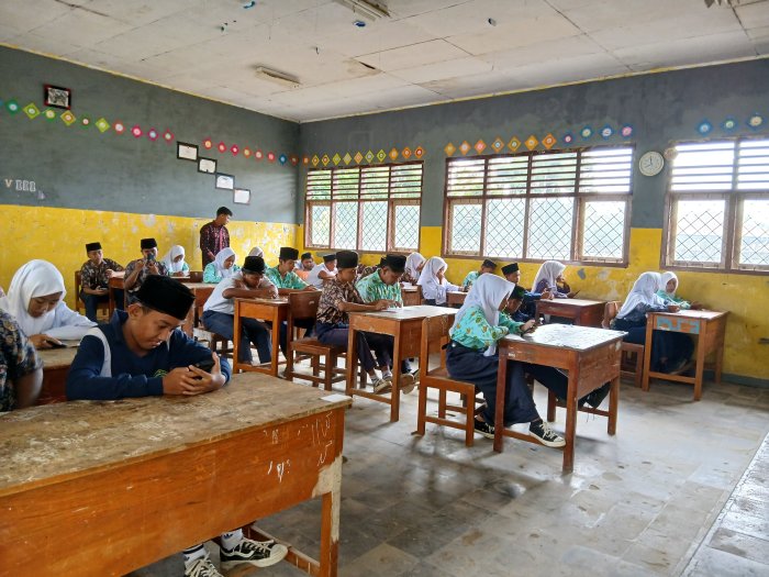 MTsN 4 Bungo Laksanakan Ujian IPS: Siswa Fokus, Suasana Kelas Kondusif MTsN 4 Bungo Laksanakan Ujian IPS: Siswa Fokus, Suasana Kelas Kondusif