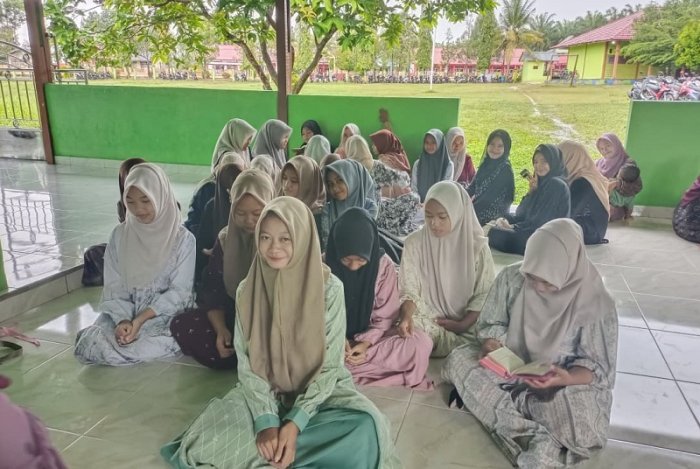 Siswi MTsN 4 Bungo Gelar Pengajian Tahlilan dan Infak Jumat Barokah