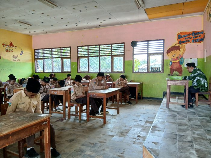 Suasana Ujian Fiqih pada Jam Kedua Hari Terakhir Berjalan Khidmat dan Tertib