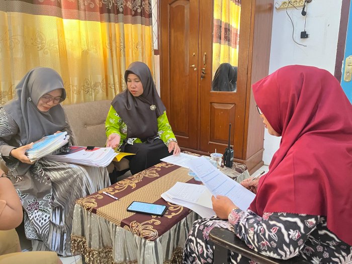 Sinergi dalam Peningkatan Mutu: Ibu Suyatmi Laksanakan Supervisi Bersama Waka Kurikulum dan Kaur TU