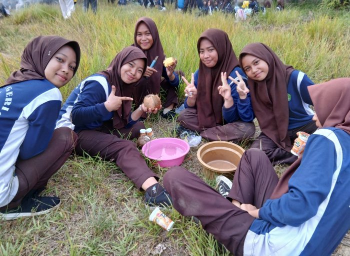 Unik dan Seru! Kekompakan Per Kelompok Siswa-siswi MTsN 4 Bungo pada Kegiatan Hiking Penilaian Pramuka