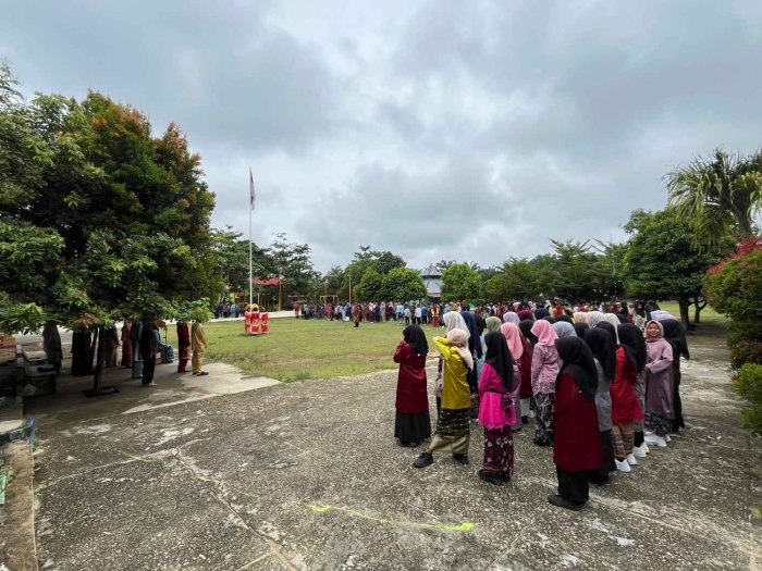 Keberagaman Pakaian Warnai Upacara Hari Guru Nasional Keberagaman Pakaian Warnai Upacara Hari Guru Nasional