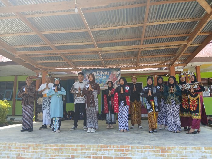 Siswa MTsN 4 Bungo Tampilkan Fashion Show di Festival Budaya