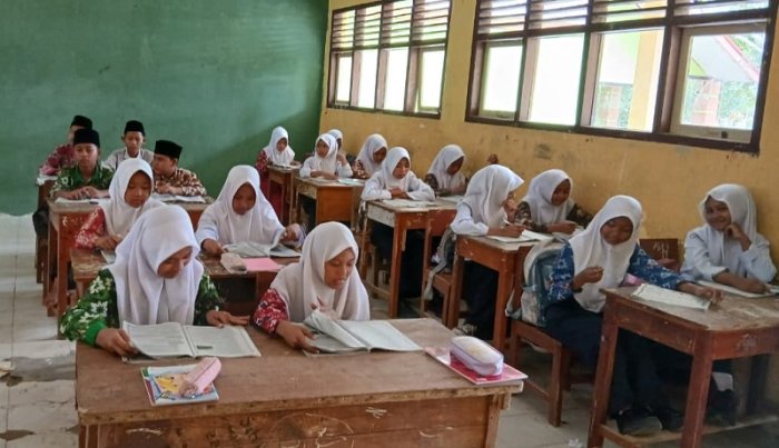 Ibu Ermita Guru MTsN 4 Bungo Ajak Siswa Bedah Soal IPS Intensif Jelang Ujian Semester Ibu Ermita Guru MTsN 4 Bungo Ajak Siswa Bedah Soal IPS Intensif Jelang Ujian Semester