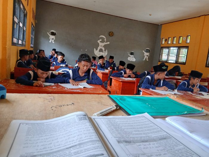 Belajar Tajwid dengan Khusyuk, Siswa Kelas 7C MTsN 4 Bungo Dalami Mad Wajib Muttasil