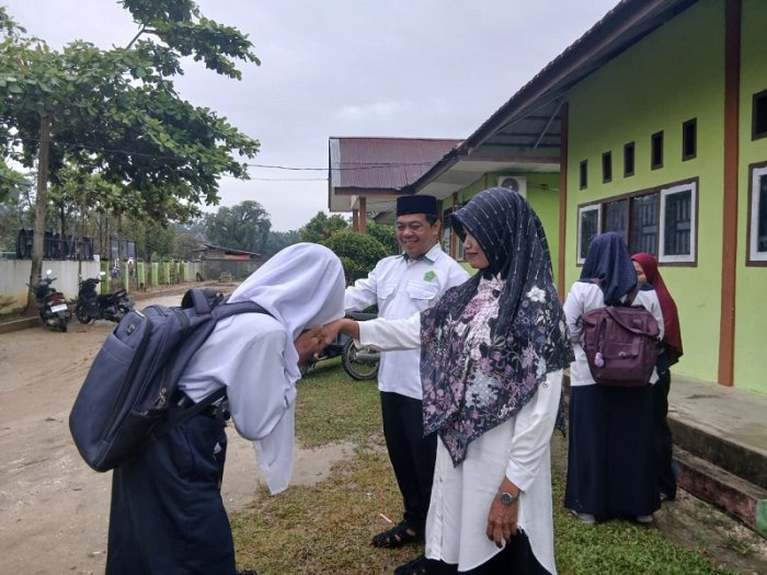 Sapaan Ramah yang Menyejukkan Jiwa: Tradisi Pagi Penyambutan Siswa di Madrasah Sapaan Ramah yang Menyejukkan Jiwa: Tradisi Pagi Penyambutan Siswa di Madrasah