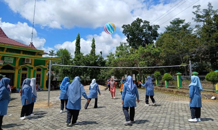 Meriahkan HAB Ke-80, Ibu-ibu MTsN 4 Bungo Ikuti Lomba Voli Balon Gajah yang Unik Meriahkan HAB Ke-80, Ibu-ibu MTsN 4 Bungo Ikuti Lomba Voli Balon Gajah yang Unik