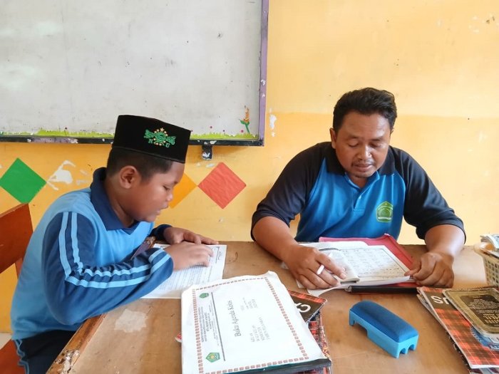 Pendidikan Karakter Religius: Strategi MTsN 4 Bungo Bimbing Siswa Dekat dengan Al-Quran