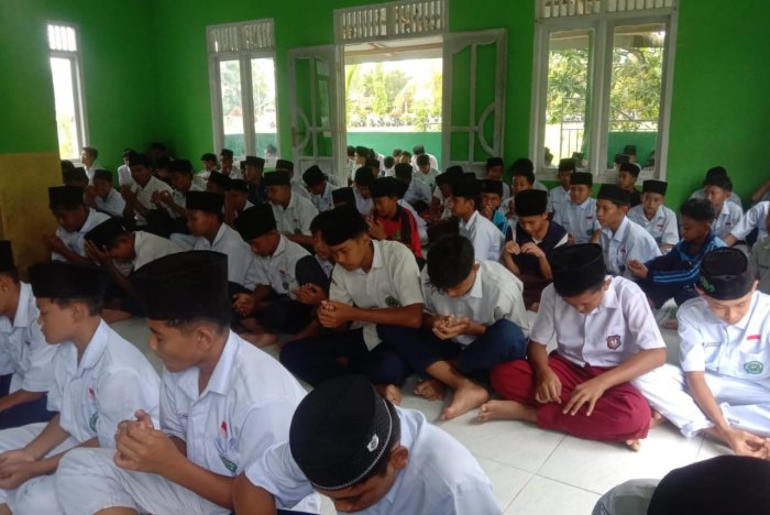 Siswa MTsN 4 Bungo Diskusikan Ancaman Allah bagi Orang yang Tidak Menunaikan Shalat Siswa MTsN 4 Bungo Diskusikan Ancaman Allah bagi Orang yang Tidak Menunaikan Shalat