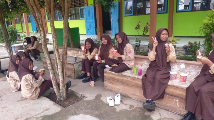 Oase Rindang MTsN 4 Bungo: Pojok Bawah Pohon Jadi Kedai Favorit Siswa Saat Jam Istirahat