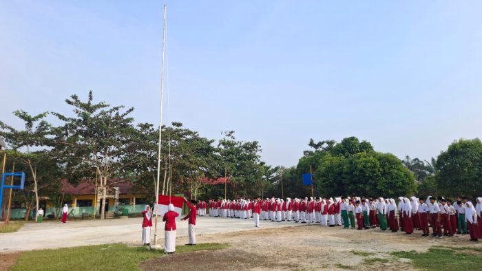Suasana Hari Pertama di MTsN 4 Bungo: Siswa Kompak Tampil Rapi Saat Upacara Bendera Suasana Hari Pertama di MTsN 4 Bungo: Siswa Kompak Tampil Rapi Saat Upacara Bendera