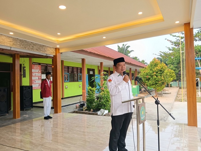 Pembina Upacara MTsN 4 Bungo Tegaskan Kedisiplinan Kunci Utama Kesuksesan Belajar Pembina Upacara MTsN 4 Bungo Tegaskan Kedisiplinan Kunci Utama Kesuksesan Belajar