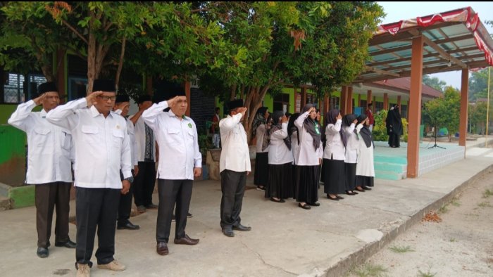 Teladan Kedisiplinan, Bapak/Ibu Guru MTsN 4 Bungo Tunjukkan Sikap Hormat kepada Sang Merah Putih Teladan Kedisiplinan, Bapak/Ibu Guru MTsN 4 Bungo Tunjukkan Sikap Hormat kepada Sang Merah Putih