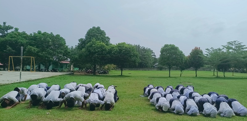 Siswa MTSN 4 Bungo Sujud Syukur Pasca Pengumuman Kelulusan Siswa MTSN 4 Bungo Sujud Syukur Pasca Pengumuman Kelulusan