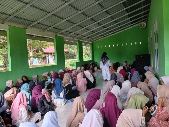 Harmoni Budaya dan Religi di MTsN 4 Bungo: Seluruh Warga Madrasah Wajib Bersarung Selama Bulan Ramadhan