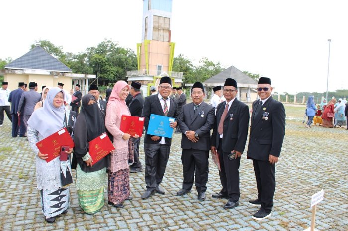 Dedikasi Teruji, Dua Guru MTsN 4 Bungo Terima Satyalancana Karya Satya pada HAB Kemenag Ke-80 Dedikasi Teruji, Dua Guru MTsN 4 Bungo Terima Satyalancana Karya Satya pada HAB Kemenag Ke-80