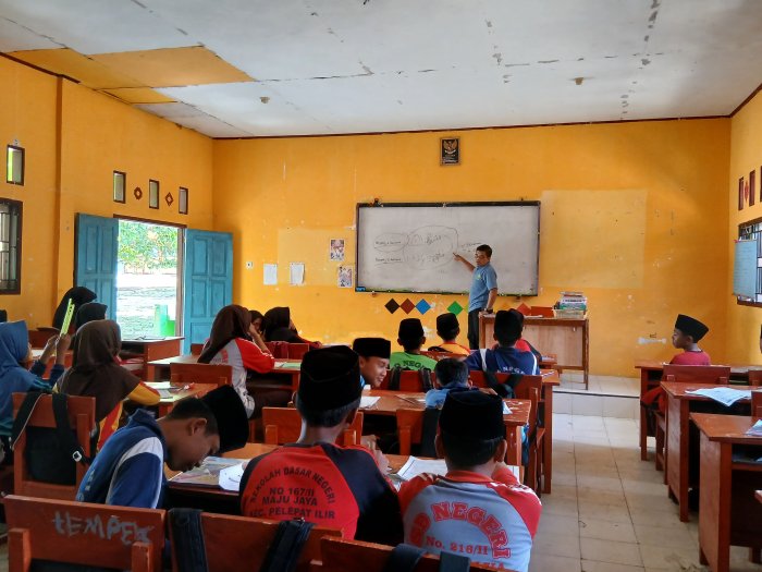 Menanamkan Cinta Al-Qur'an Melalui Pembelajaran Tajwid di MTsN 4 Bungo Menanamkan Cinta Al-Qur'an Melalui Pembelajaran Tajwid di MTsN 4 Bungo