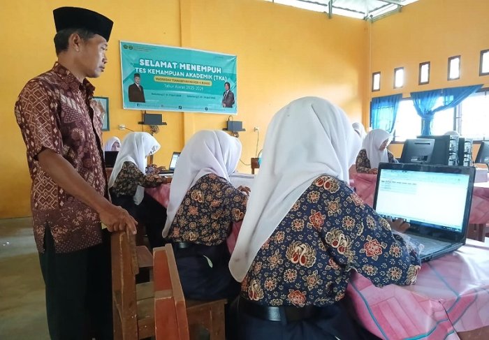 Siswa Kelas IX MTsN 4 Bungo Uji Kemampuan Teknologi dalam Ujian Praktik Informatika Siswa Kelas IX MTsN 4 Bungo Uji Kemampuan Teknologi dalam Ujian Praktik Informatika