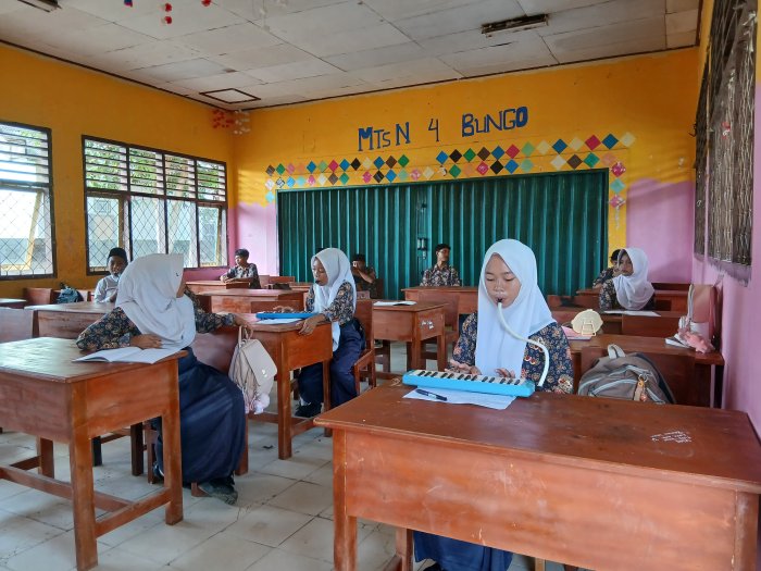 Semangat Siswa Kelas IX Menggema dalam Latihan Pianika Lagu Ibu Kartini Semangat Siswa Kelas IX Menggema dalam Latihan Pianika Lagu Ibu Kartini