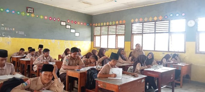 Ibu Nirmaya Dewi Dampingi Siswa VIII B dalam Penilaian Sumatif IPA Ibu Nirmaya Dewi Dampingi Siswa VIII B dalam Penilaian Sumatif IPA