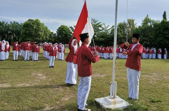 Siswa Kelas VII B MTsN 4 Bungo Tampil Apik di Upacara Hari Pahlawan Siswa Kelas VII B MTsN 4 Bungo Tampil Apik di Upacara Hari Pahlawan