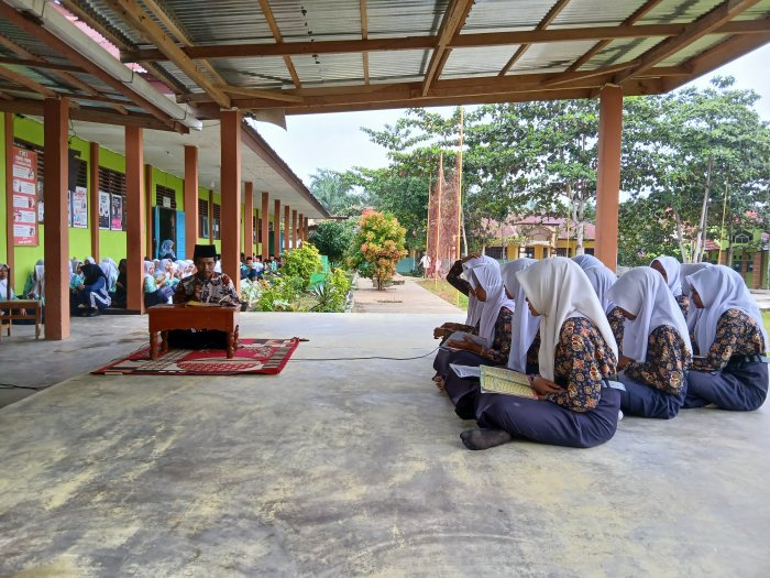 Merajut Keberkahan Pagi dengan Al-Quran dan Amsilati di MTsN 4 Bungo Merajut Keberkahan Pagi dengan Al-Quran dan Amsilati di MTsN 4 Bungo