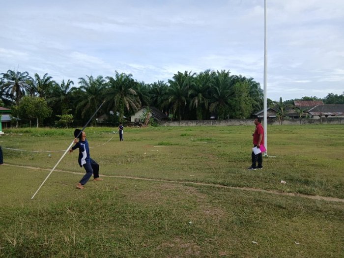 Asah Keterampilan Atletik: Siswa Kelas 8A MTsN 4 Bungo Ambil Nilai Praktik Lempar Lembing Asah Keterampilan Atletik: Siswa Kelas 8A MTsN 4 Bungo Ambil Nilai Praktik Lempar Lembing