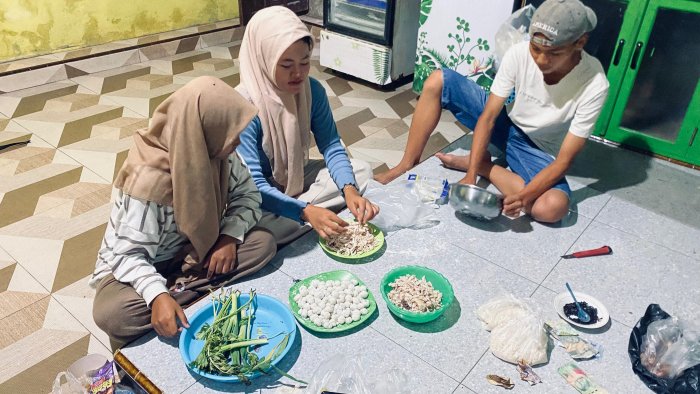 Dari Persiapan Hingga Penjualan: Kelas IX A Bukti Nyata Semangat Gotong Royong Dari Persiapan Hingga Penjualan: Kelas IX A Bukti Nyata Semangat Gotong Royong