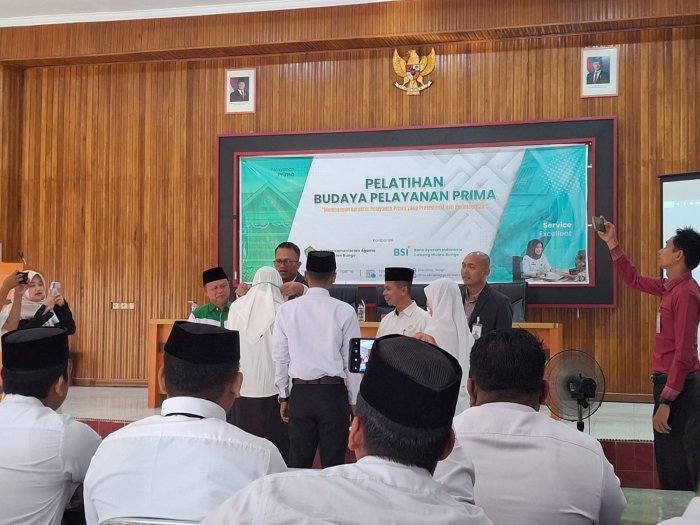 Tenaga Kependidikan MTsN 4 Bungo Ikuti Pelatihan Layanan Prima Tenaga Kependidikan MTsN 4 Bungo Ikuti Pelatihan Layanan Prima
