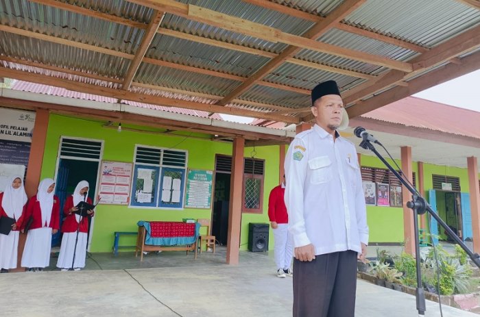 Pembina Upacara Senin, Waka Sarpras MTsN 4 Bungo: Siapa yang Bersungguh-sungguh, Pasti Akan Sukses!